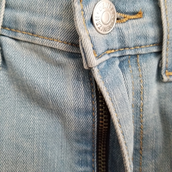 NWT Denizen Levi's Light Wash Taper Jeans Size 16 Regular - Picture 3 of 11